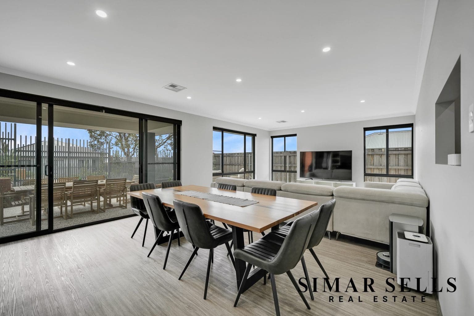 21 Bulloo Loop, ELLENBROOK, WA 6069 AUS